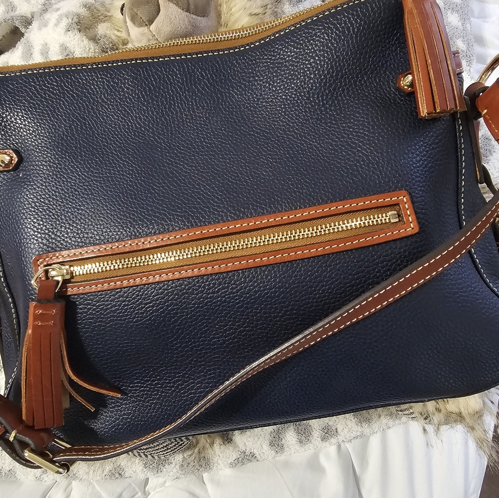 2 piece Dooney and Burke navy shoulder bag and kiss lock card holder. - Picture 5 of 10